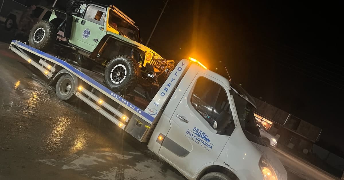 Kış koşullarında gece arazi aracı taşıma — ıslak zemin yol yardım