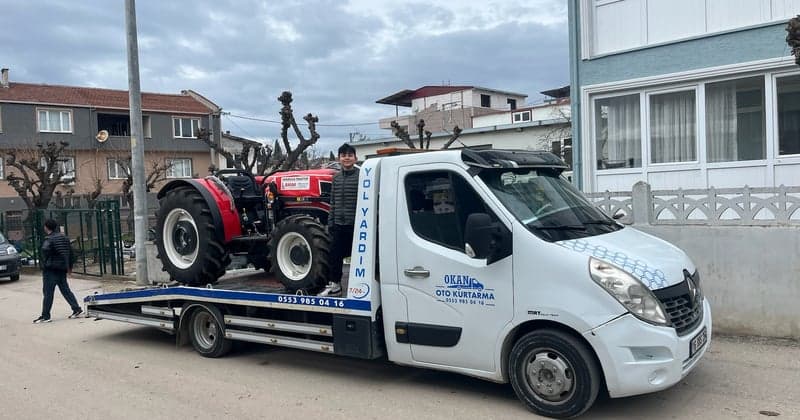Tow truck carrying a tractor in Nilüfer, Bursa