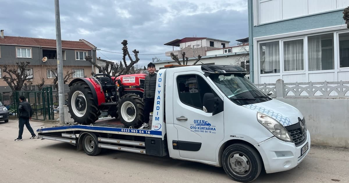Nilüfer'de traktör taşıma yapan oto çekici aracı
