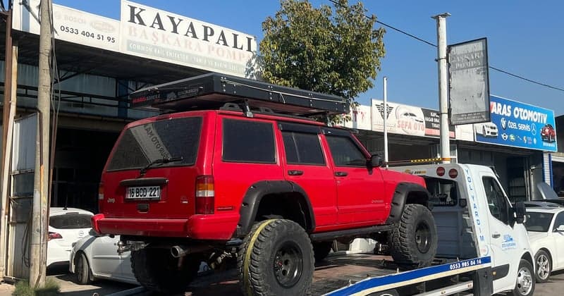 Off-road Jeep loaded on a tow truck in Osmangazi